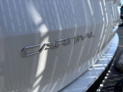 Used 2024 Kia Carnival LX image 9