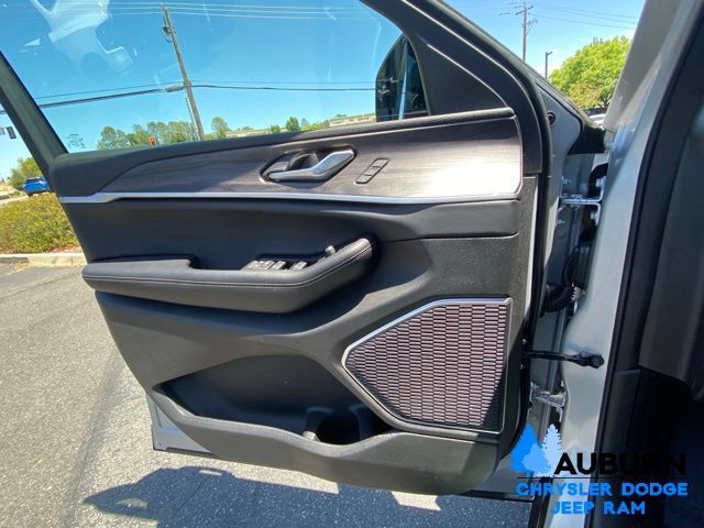 Used 2026 Jeep Grand Cherokee Limited AWD/4WD image 34