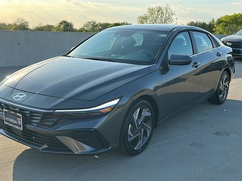 Certified 2025 Hyundai Elantra SEL image 9