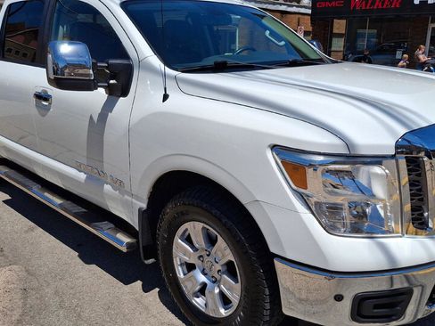 Used 2018 Nissan Titan SV w/ SV Convenience Package AWD/4WD image 1