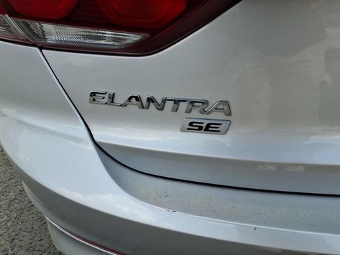 Used 2018 Hyundai Elantra SE image 5