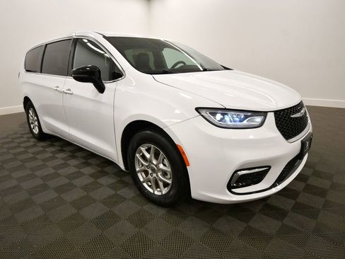 Used 2025 Chrysler Pacifica Select FWD image 10