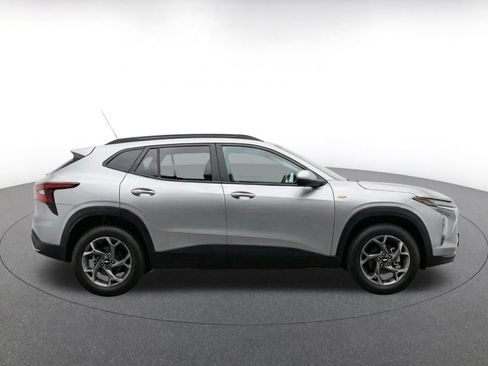 Used 2025 Chevrolet Trax LT w/ LT Convenience Package FWD image 13