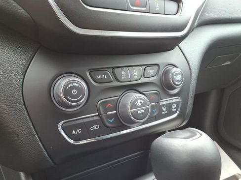 Used 2022 Jeep Cherokee Trailhawk AWD/4WD image 25