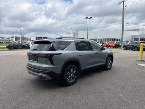 Used 2024 Chevrolet Traverse LT image 3