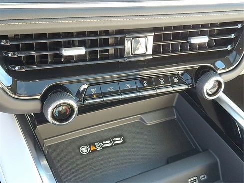 Used 2025 Chevrolet Suburban Premier image 14