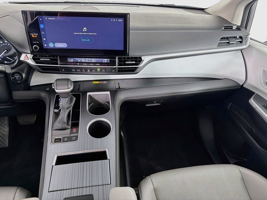 Used 2025 Toyota Sienna XLE FWD image 30