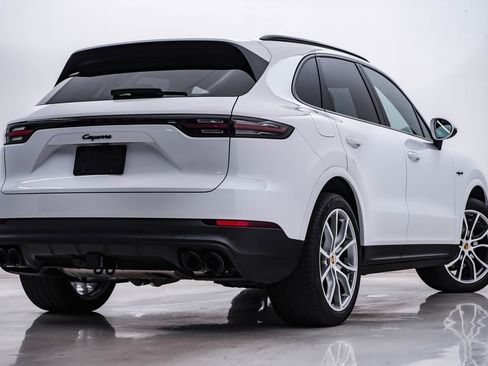 Certified 2023 Porsche Cayenne Platinum Edition image 12