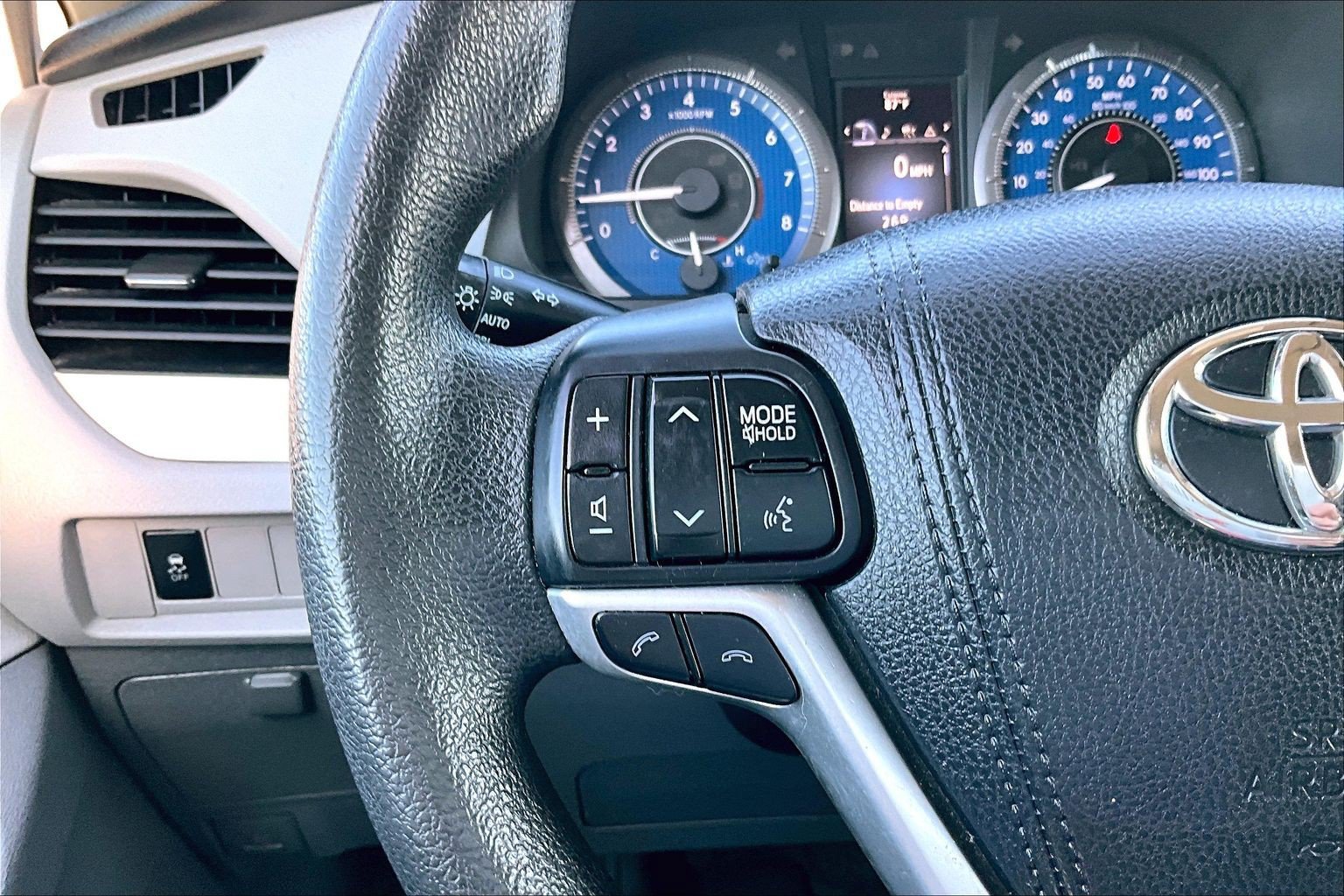 Used 2018 Toyota Sienna LE AWD/4WD image 15