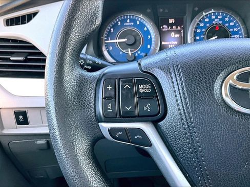 Used 2018 Toyota Sienna LE AWD/4WD image 15