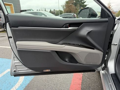 Used 2021 Toyota Camry XLE w/ Navigation Upgrade Package image 12