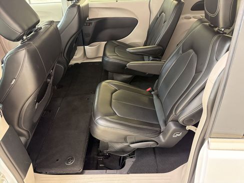 Used 2024 Chrysler Pacifica Touring-L FWD image 15