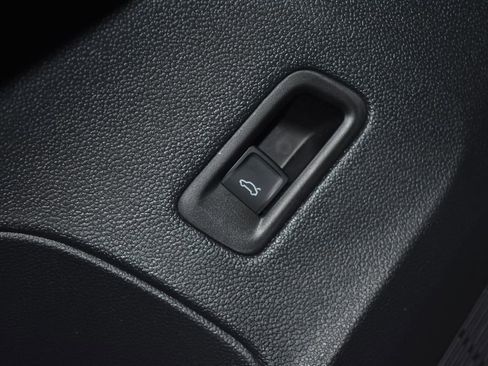 Certified 2025 Volkswagen Atlas SE image 6