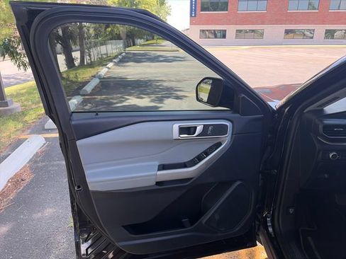 Used 2022 Ford Explorer XLT w/ Equipment Group 202A AWD/4WD image 13