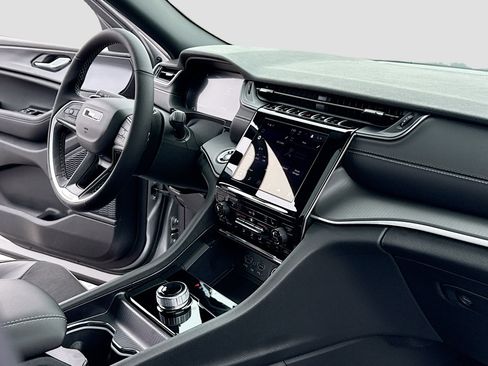 New 2025 Jeep Grand Cherokee Altitude image 5