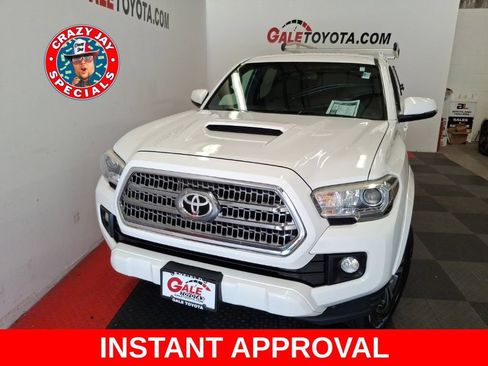 Used 2017 Toyota Tacoma TRD Sport w/ Tow Package AWD/4WD image 3