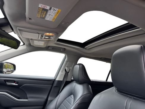 Used 2023 Toyota Highlander XLE AWD/4WD image 3