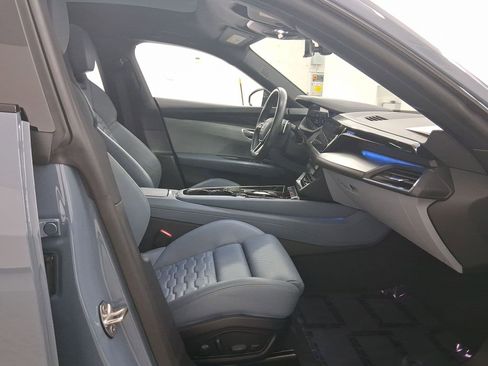 Used 2022 Audi e-tron GT Prestige image 33