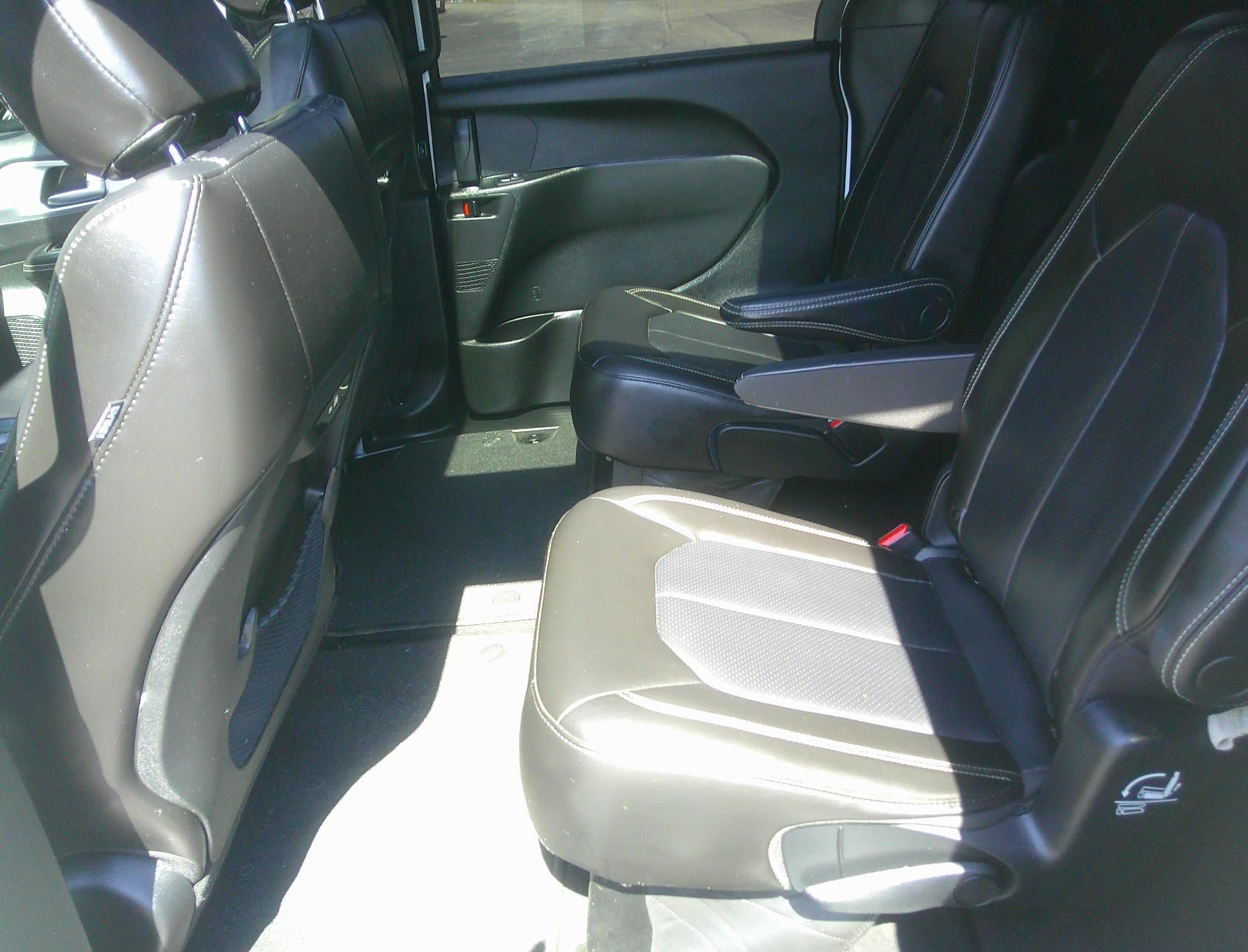 Used 2023 Chrysler Pacifica Touring-L w/ S Appearance Package FWD image 12
