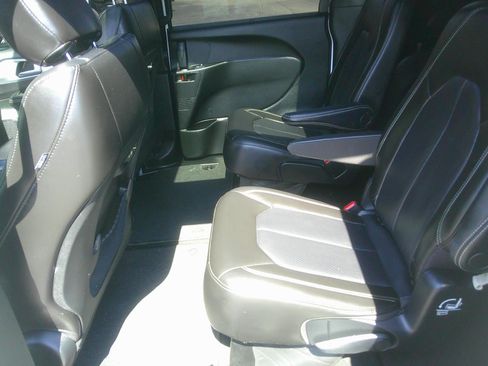 Used 2023 Chrysler Pacifica Touring-L w/ S Appearance Package FWD image 12
