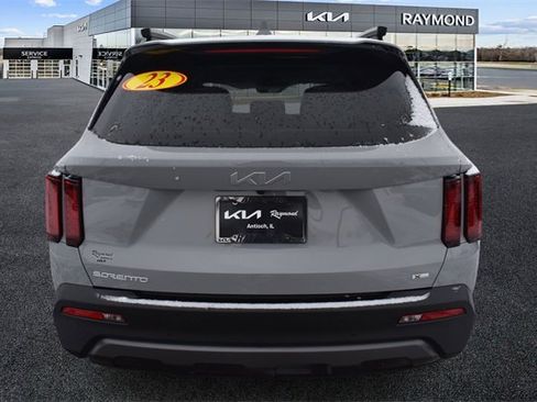 Used 2023 Kia Sorento S w/ Panoramic Sunroof Package image 4
