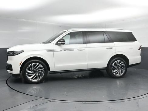 Certified 2025 Lincoln Navigator Reserve AWD/4WD image 4