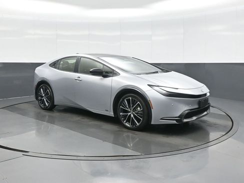 Used 2024 Toyota Prius XLE image 1