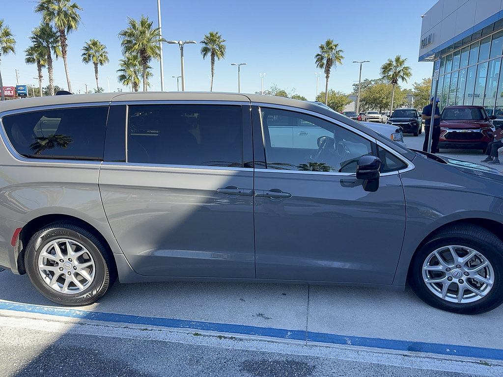 Used 2025 Chrysler Pacifica Select FWD image 4