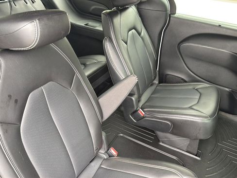Used 2024 Chrysler Pacifica Touring-L w/ S Appearance Package FWD image 29