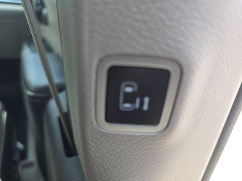 Used 2023 Chrysler Pacifica Limited w/ Uconnect Theater Family Group AWD/4WD image 17