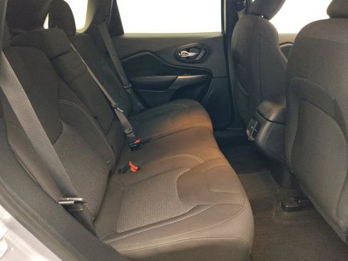 Used 2019 Jeep Cherokee Latitude w/ Popular Appearance Group FWD image 19