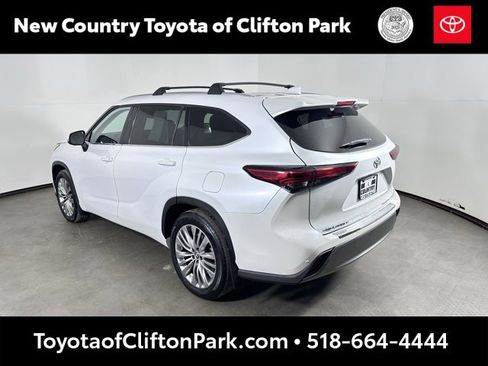 Used 2023 Toyota Highlander Platinum image 5