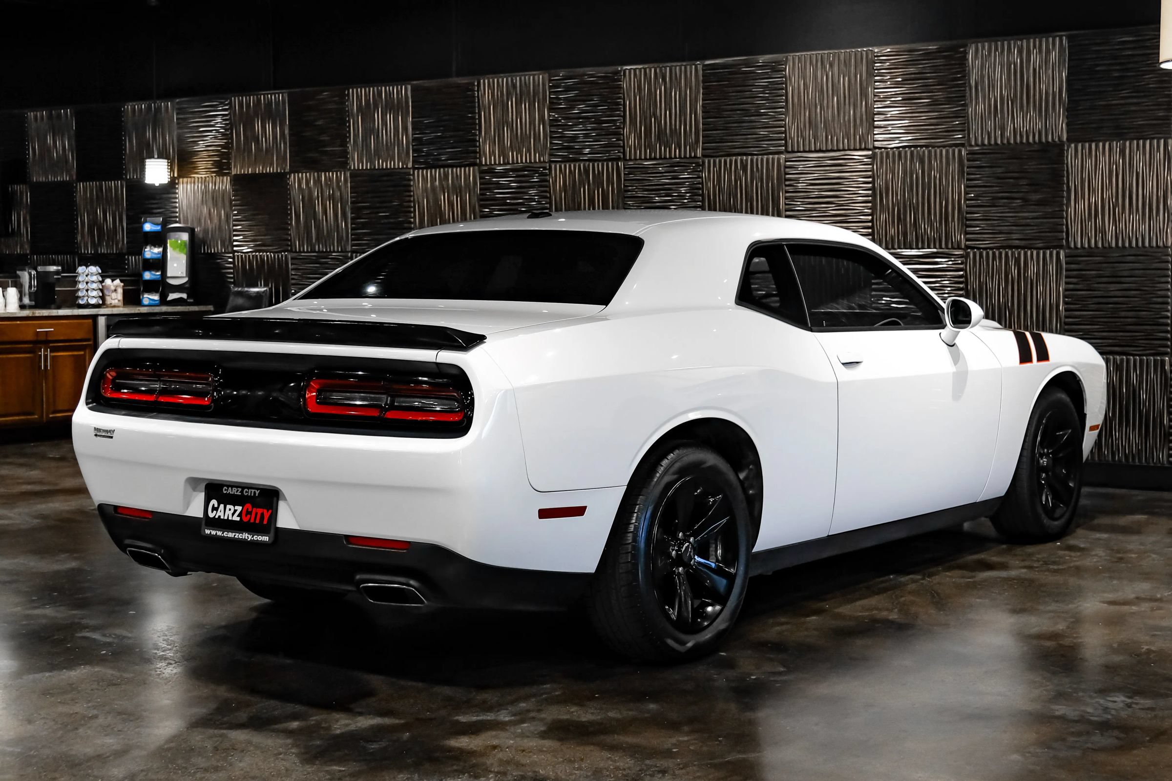 Used 2016 Dodge Challenger SXT RWD image 7