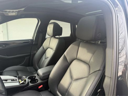 Certified 2024 Porsche Macan AWD/4WD image 17