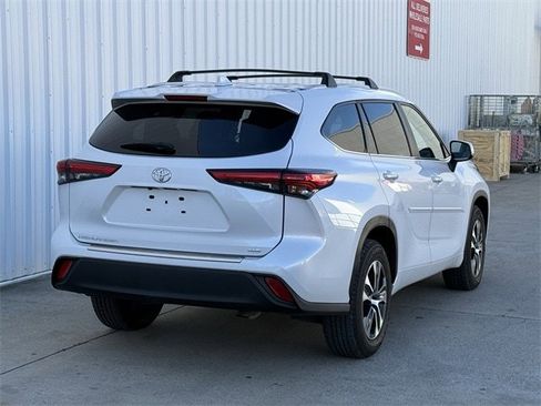Used 2023 Toyota Highlander XLE image 4