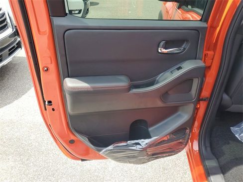 Used 2025 Nissan Frontier PRO-4X image 26