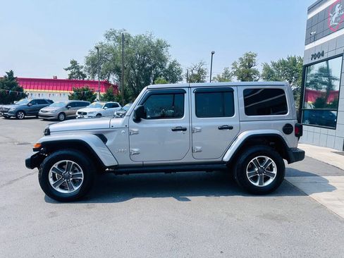 Used 2018 Jeep Wrangler Unlimited Sahara AWD/4WD image 4