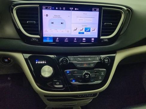 Used 2023 Chrysler Pacifica Touring-L FWD image 16