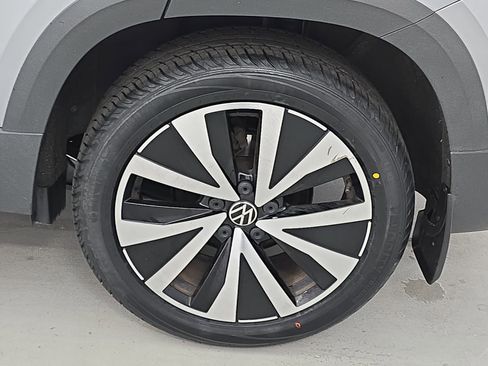 Certified 2022 Volkswagen Taos SE image 32