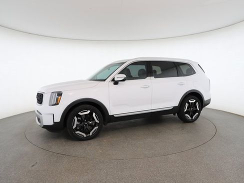 Used 2023 Kia Telluride EX w/ EX Captain's Chair Package image 4