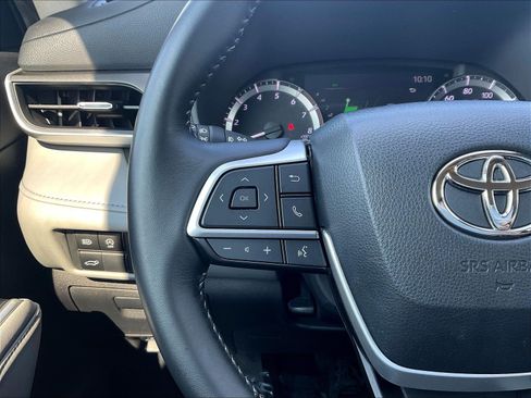 Used 2023 Toyota Highlander LE FWD image 11