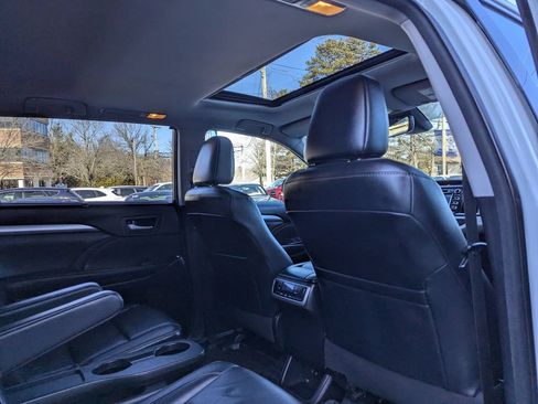 Used 2018 Toyota Highlander XLE AWD/4WD image 47