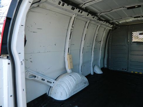 Used 2017 Chevrolet Express 2500 image 11