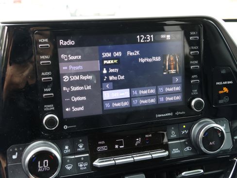 Used 2022 Toyota Highlander XLE FWD image 18