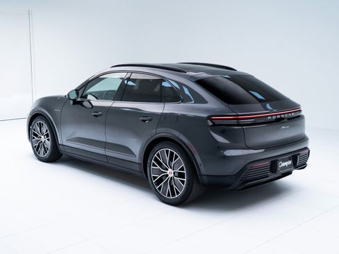 Certified 2025 Porsche Macan Electric image 3