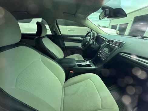 Used 2019 Ford Fusion SE w/ Equipment Group 151A FWD image 3