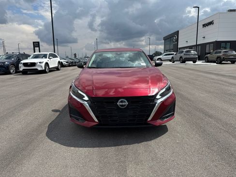 Used 2024 Nissan Altima 2.5 SV FWD image 2