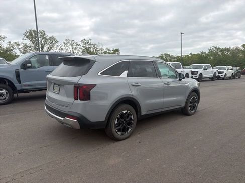 Used 2024 Kia Sorento S image 3