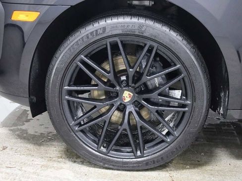 Used 2023 Porsche Macan Turbo image 40