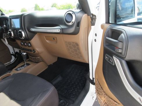 Used 2014 Jeep Wrangler Unlimited Sahara w/ Dual Top Group AWD/4WD image 20